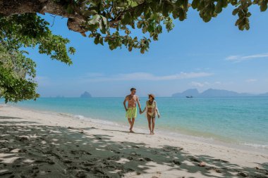  Tayland 'daki Koh Kradan adasında tatil balayı tatilinde birkaç kadın ve erkek Güney Tayland' da tatil yapıyor..