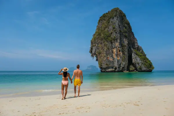 Railay Beach Krabi Thailand Railay Krabi의 해변에서 다양한 다인종 커플의 — 스톡 사진