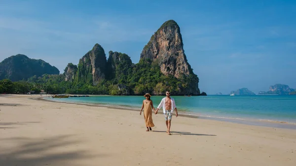 一对不同种族的夫妇手牵着手在克拉比海滩上走着 他们是在泰国克拉比铁路的热带海滩上散步的 — 图库照片