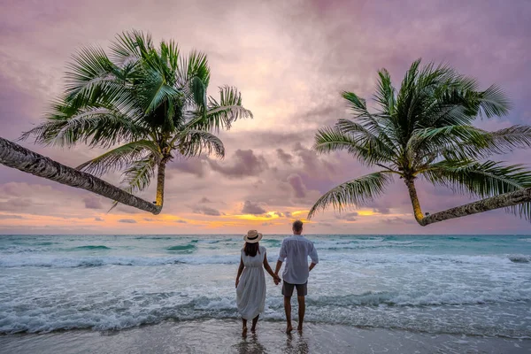 Ett Par Män Och Kvinna Tittar Solnedgången Stranden Koh Kood — Stockfoto