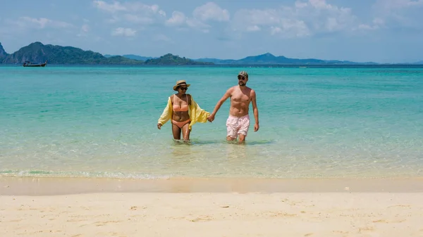 泰国南部Koh Kradan岛海滩上的一对男女在度蜜月期间度假 — 图库照片