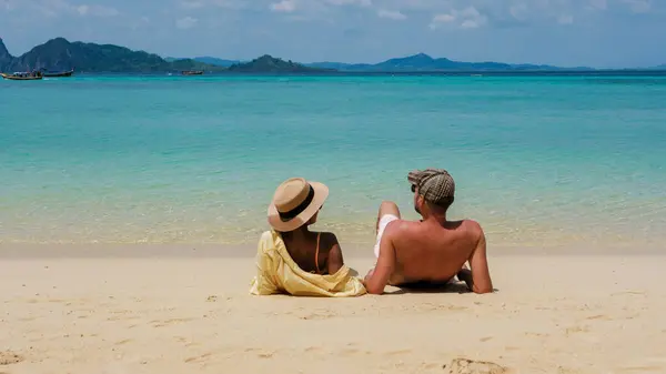 泰国南部Koh Kradan岛海滩上的一对多种族男女在度蜜月度假期间 — 图库照片