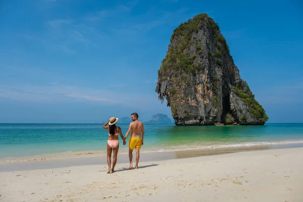 Couple Hommes Femmes Marchant Sur Plage Railay Beach Krabi Thaïlande — Photo