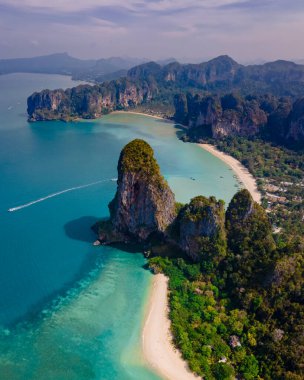 Railay Plajı Krabi Tayland, Tayland 'da akşamları bulutlu bir gökyüzü ile birlikte raiIy bir Railay plajının görüntüsü.