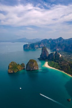 Railay Beach Krabi Tayland, Railay Krabi 'nin tropikal plajı, bulutlu bir gökyüzü ile akşamüstü Tayland' da huzurlu bir Railay Kumsalı 'nın insansız hava aracından izlenmektedir. Dikey Yatay