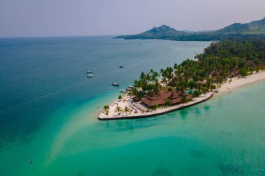 Tayland 'da Andaman Denizi' ndeki Koh Mook tropikal adası, beyaz kumlu ve turkuaz renkli okyanuslu tropikal plaj Ko Muk Trang Güney Tayland