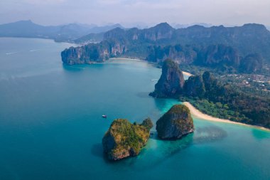 Railay Beach 'in kireçtaşı uçurumları Krabi Tayland, Railay Krabi' nin tropikal plajı, yukarıdan insansız hava aracı manzarası Tayland 'ın huzurlu Railay Sahili' nde. 
