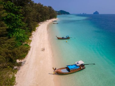 Tayland 'daki Koh Kradan adasında tatil balayı tatilinde birkaç kadın ve erkek Güney Tayland' da tatil yapıyor..