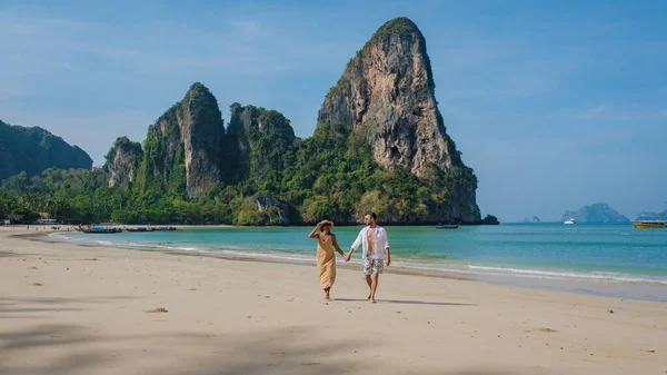 Casal Homens Mulheres Andando Praia Railay Beach Krabi Tailândia Durante — Fotografia de Stock