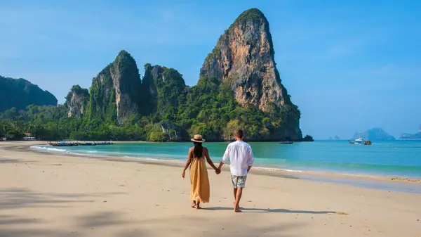 태국에서 아침에 레이디 크라비 태국의 해변에서 남성과 여자의 — 스톡 사진