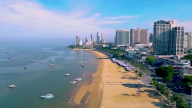 Pattaya Tayland 10 Kasım 2023, sahil yolu manzaralı otel ve gökdelenler sahil yolu boyunca binalar. 