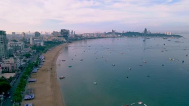 Pattaya Tayland, yeni yenilenmiş sahil yolunun yanındaki oteller ve gökdelenler manzaralı sahil yolu.. 