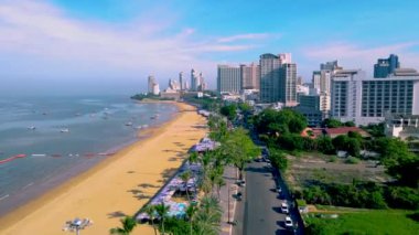 Pattaya Tayland 10 Kasım 2023, sahil yolu manzaralı otel ve gökdelenler sahil yolu boyunca binalar. 