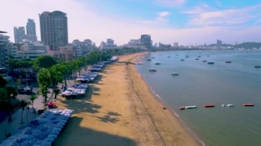 Pattaya Tayland plaj yolu manzaralı oteller ve gökdelenler sahil yolu boyunca binalar. 