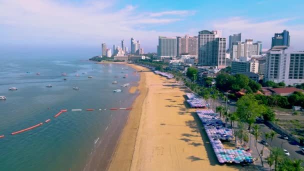 Pattaya Thaiföld November 2023 Kilátás Strand Szállodák Felhőkarcolók Épületek Mellett — Stock videók