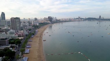Pattaya Tayland, yeni yenilenmiş sahil yolunun yanındaki oteller ve gökdelenler manzaralı sahil yolu.. 