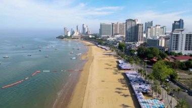 Pattaya Tayland 10 Kasım 2023, yeni yenilenmiş sahil yolunda oteller ve gökdelen binaları olan sahil yolu manzarası