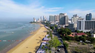 Pattaya Tayland 10 Kasım 2023, yeni yenilenmiş sahil yolunda oteller ve gökdelen binaları olan sahil yolu manzarası