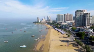 Pattaya Tayland 10 Kasım 2023, yeni yenilenmiş sahil yolunda oteller ve gökdelen binaları olan sahil yolu manzarası