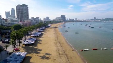 Pattaya şehri Tayland, yenilenmiş yeni sahil yolunun yanında oteller ve gökdelenler bulunan sahil yolu manzarası.. 