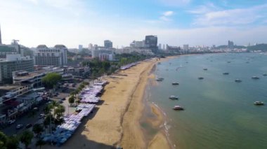 Pattaya Tayland, yenilenmiş yeni sahil yolunun yanında oteller ve gökdelenler bulunan sahil yolu manzarası. Drone hava görüntüsü