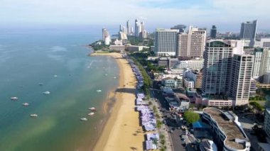 Pattaya Tayland 10 Kasım 2023, yeni yenilenmiş sahil yolunda oteller ve gökdelen binaları olan sahil yolu manzarası