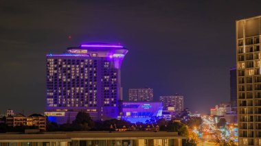 Pattaya Tayland. 10 Kasım 2023. Grand Centre Point Uzay Oteli 'nin gece manzarası.