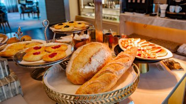 Tayland 'da lüks bir otelde kahvaltı büfesi. Tabakta tatlı ve ekmek.