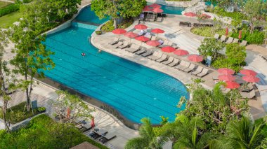 Tayland 'da lüks bir tatil için yüzme havuzu üzerinden insansız hava aracı manzarası Tayland' da lüks bir otel havuzu.