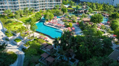 Tayland 'da lüks bir tatil için yüzme havuzu üzerinden insansız hava aracı manzarası Tayland' da lüks bir otel havuzu.