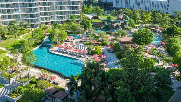 在泰国一个豪华度假的游泳池上方俯瞰 在泰国一个豪华酒店的游泳池上度假 — 图库照片