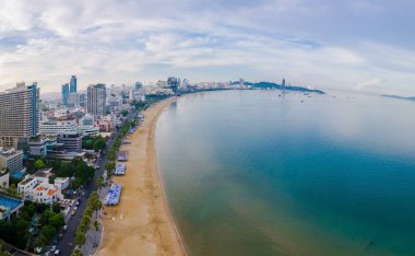 Pattaya Tayland, plaj yolu manzaralı oteller ve gökdelenler yenilenmiş yeni sahil yolunun yanında bulutlu bir sabahta