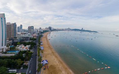 Pattaya Tayland, yeni yenilenmiş sahil yolunun yanındaki oteller ve gökdelenler manzaralı sahil yolu.. 