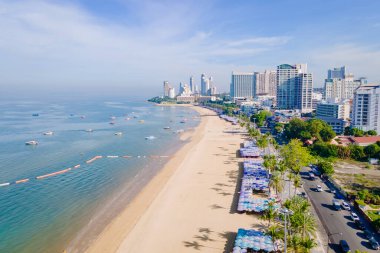 Pattaya Tayland, yenilenmiş yeni sahil yolunun yanında bir plaj manzarası. Pattaya sahilinin insansız hava aracı görüntüsü.