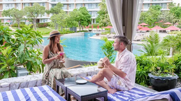 Paar Met Een Kokosnoot Drankje Cocktail Bij Het Zwembad Pattaya — Stockfoto