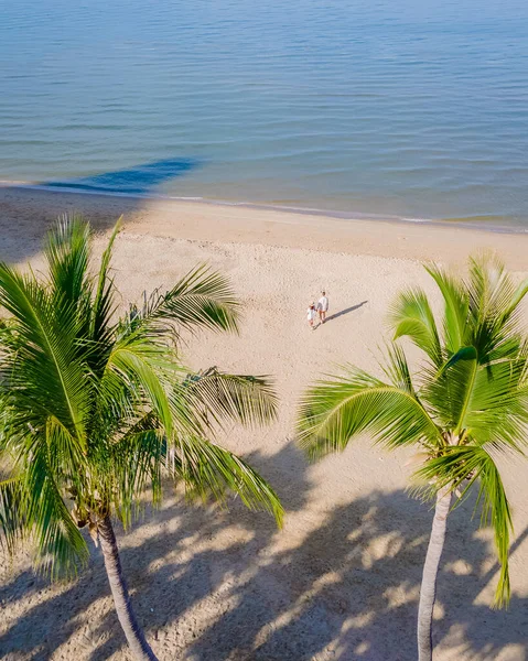 Пара Мужчин Женщин Гуляющих Пляжу Паттайи Пальмами Беспилотника Вид Сверху — стоковое фото