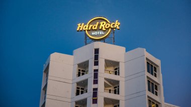 Pattaya Tayland 10 Kasım 2023, Hard Rock Cafe ve plaj yolundaki otel, akşam saatlerinde Hard Rock Otel logosu.