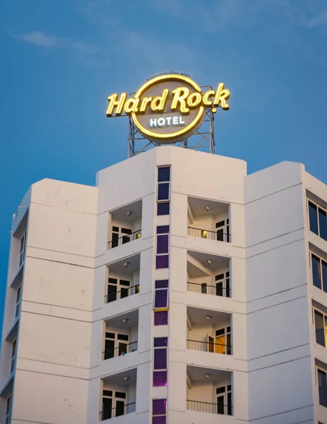 Pattaya Tayland 10 Kasım 2023, Hard Rock Cafe ve plaj yolundaki otel, akşam saatlerinde Hard Rock Otel logosu.