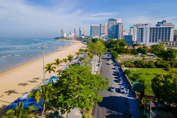 Pattaya Tayland, sahil yolu manzaralı oteller ve gökdelenler.