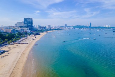 Pattaya Thailand, yenilenmiş yeni sahil yolunun yanındaki sahil yolu manzaralı.. 