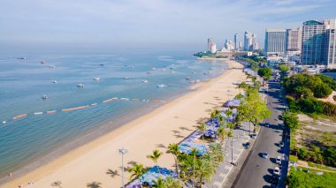 Pattaya Thailand, yenilenmiş yeni sahil yolunun yanındaki sahil yolu manzaralı.. 