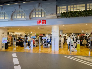 Pattaya Tayland 10 Kasım 2023, Alışveriş Merkezi Terminali 21, Mağazanın önünde Uniqlo işareti