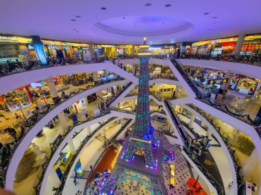 Pattaya Tayland 10 Kasım 2023, Alışveriş Merkezi Terminal 21 Avrupa temalı bir alışveriş merkezi Eyfel Kulesi 'nin ortasında.