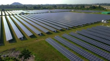 Güneş panelleri yeşil bir alanda güneş enerjisini, güneş panelleri sistem jeneratörlerini güneşten korur. Temiz teknoloji enerji geçişi. Yazın sahada güneş panelleri, Tayland 'da hava manzarası