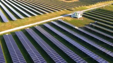Güneş enerjisi için yeşil bir alanda güneş paneli, güneş panelleri güneş jeneratörleri. Temiz teknoloji enerji geçişi. Yazın sahada güneş panelleri, Tayland 'da hava manzarası