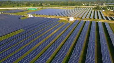 Güneş panelleri yeşil alandaki güneş enerjisini alan enerjisi, temiz teknoloji enerji geçişi. Yazın sahada güneş panelleri, Tayland 'da hava manzarası