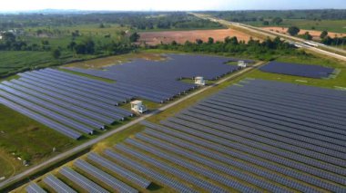 Güneş panelleri otoyolun yakınındaki yeşil bir alanda güneş enerjisi, yazın trafik, Tayland güneş panellerinde hava manzarası güneş enerjisi jeneratörleri. Tayland 'da Enerji Geçişi