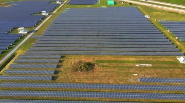 Güneş panelleri, Tayland 'da yaz havası manzaralı alanda güneş enerjisi üretir. Güneş panelleri güneş jeneratörleri. Otoyol yakınlarındaki Tayland 'da Temiz Teknoloji Enerji Geçişi