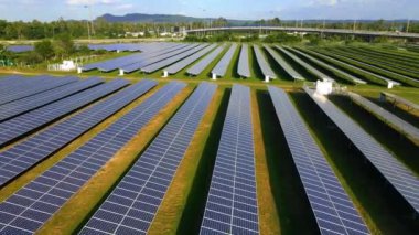 Güneş panelleri, Tayland 'da yaz havası manzaralı güneş enerjisi alanı. Güneş panelleri, güneş jeneratörleri. Tayland 'da Temiz Teknoloji Enerji Geçişi