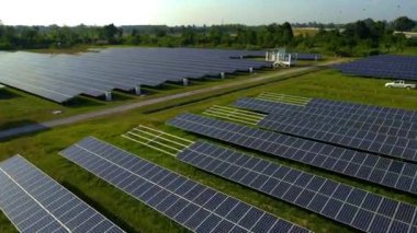 Güneş panelleri. Tayland 'da güneş enerjisi alan drone hava görüntüsü. Güneş panelleri. Chonburi Tayland 'da Temiz Teknoloji Enerji Geçişi